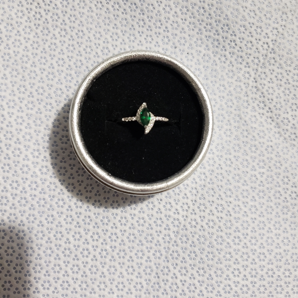 925 Sterling Silver Emerald Green Navette Stone Ring sz 9.25